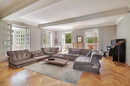 Stilvolle Maisonette-Wohnung mit Haus-im-Haus-Charakter und eigenem Teich im Traumgarten