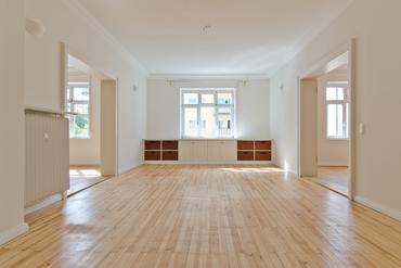 Stylish, very spacious 5 room old building apartment with balcony and new bathroom