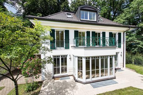 Stilvolle Stadtvilla mit 6 Zimmern und Südgarten in absoluter Bestlage nahe Schlosskanal