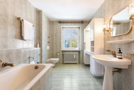 Well-kept en suite bathroom