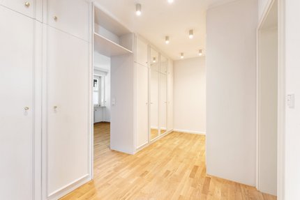 Dressing room with made-to-measure fixtures