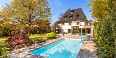 Stylish old villa with guest house, dream garden and pool in an excellent location