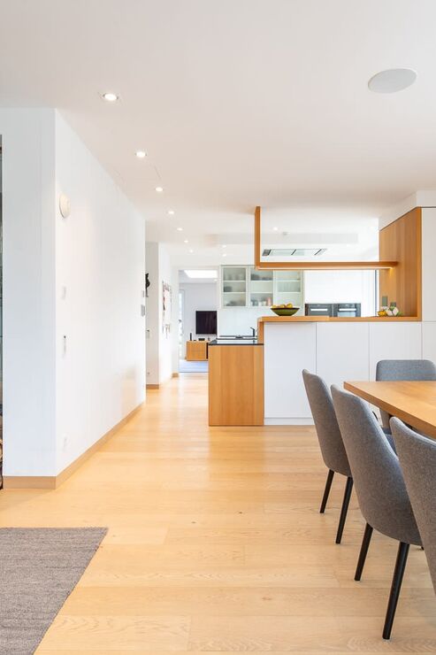 Eleganter Essbereich mit Kamin und offener Küche