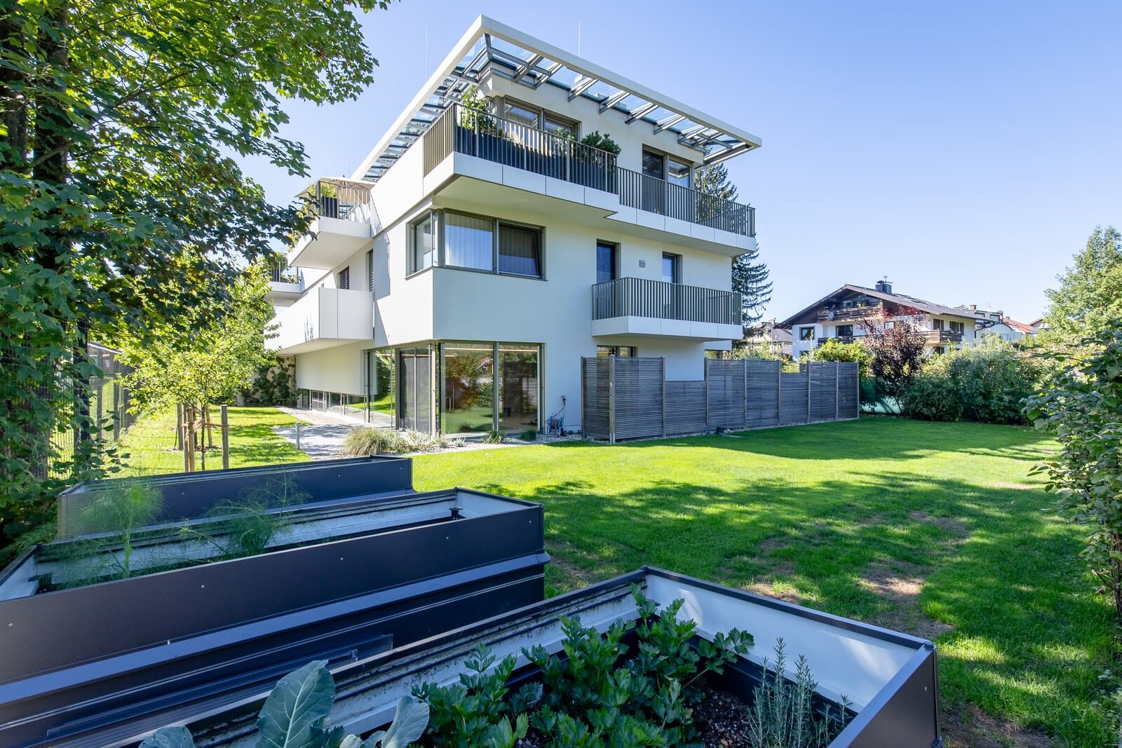 Moderne Villenarchitektur mit privatem Garten