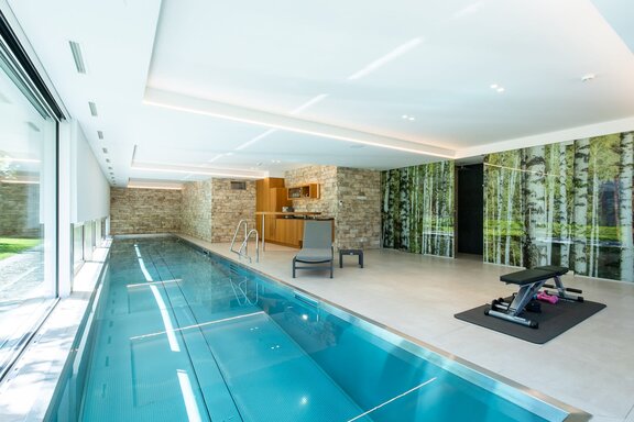 Exklusiver Spa-Bereich mit Edelstahlpool