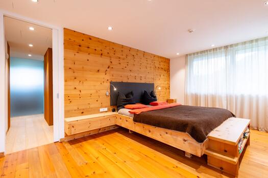Schlafzimmer mit warmer Holzgestaltung