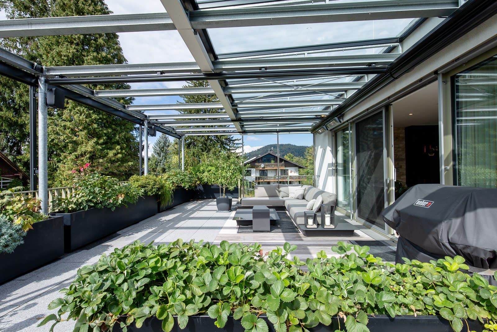 Großzügige Dachterrasse mit Lounge