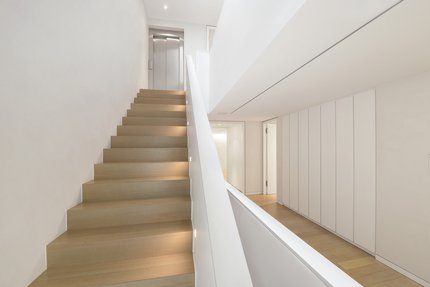Treppenaufgang mit Lift