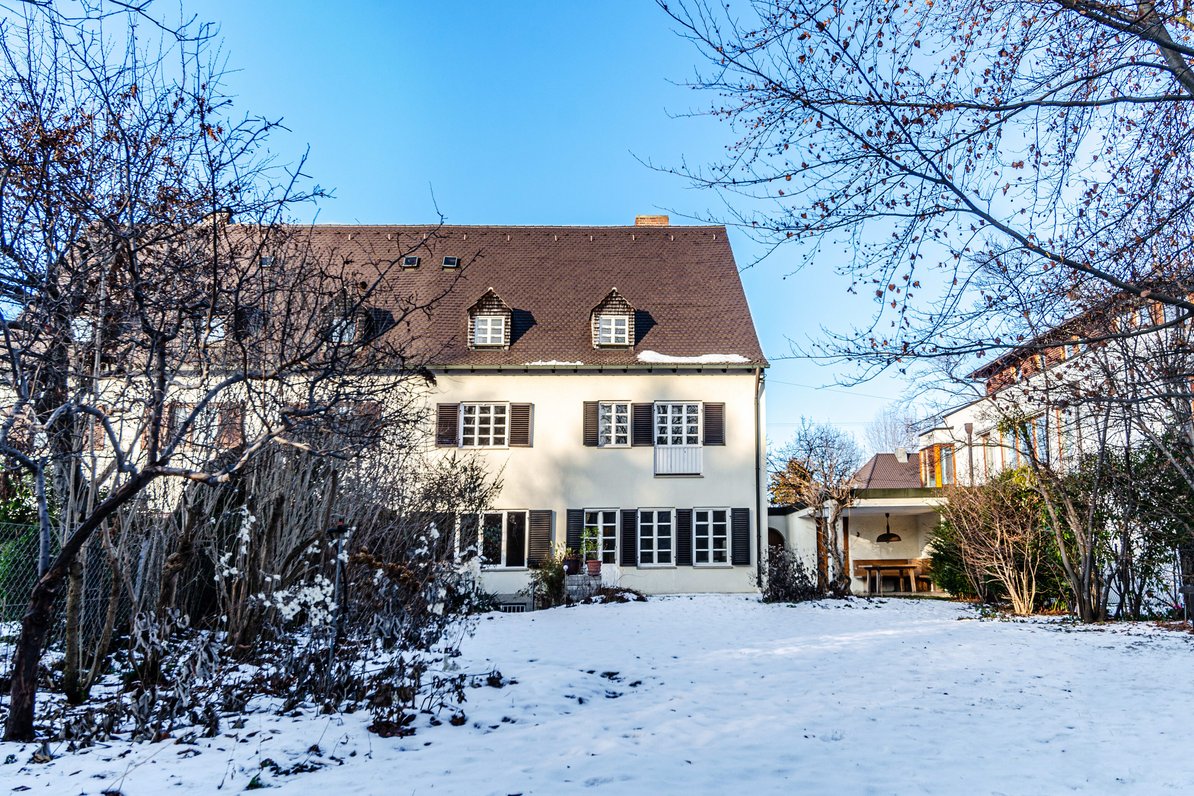 Haushälfte  mit Winterstimmung
