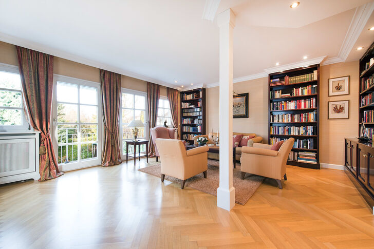 Großzügige Bibliothek