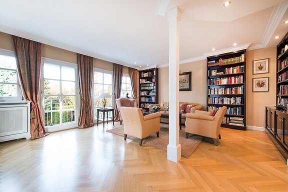 Großzügige Bibliothek