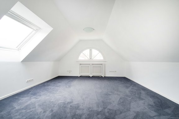 Großzügiges Dachstudio