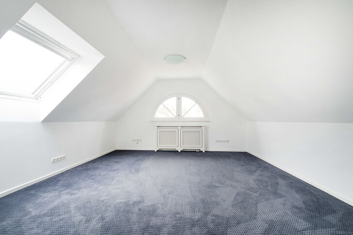 Großzügiges Dachstudio