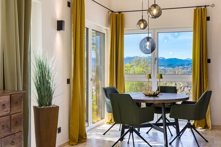 Stilvolles Familiendomizil mit Einliegerwohnung und spektakulärem Alpenblick