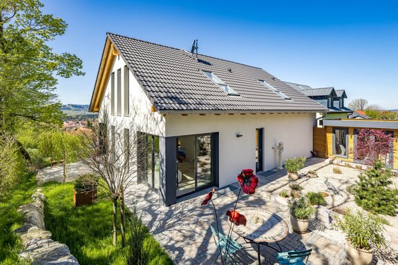 Sonnige Terrassenflächen