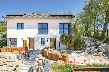 Stylish family home with a granny flat and spectacular views of the Alps