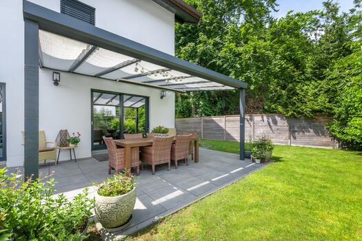 Ost-Terrasse mit Pergola