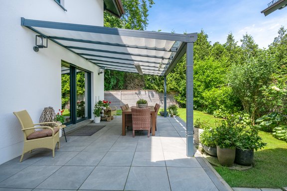 Ost-Terrasse mit Pergola