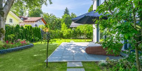 Spacious, sunny detached house with ideal layout and pretty garden