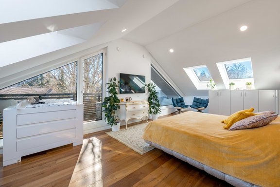 Masterschlafzimmer mit Balkon