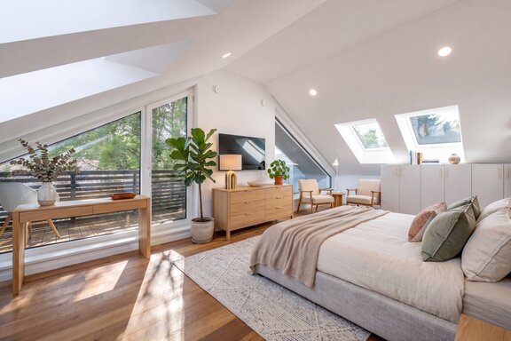 Masterschlafzimmer mit Balkon (virtuell möbliert)