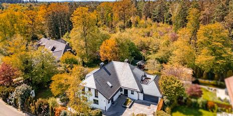 Stilvolles Familiendomizil mit idyllischem Garten und Anliegerwohnung in bester Gräfelfinger Lage