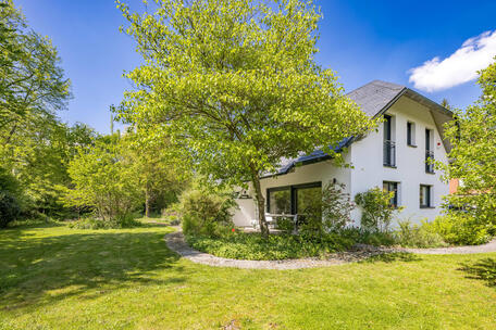 Stylish family home with idyllic garden and adjoining apartment in prime Gräfelfingen location