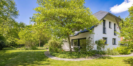 Stilvolles Familiendomizil mit idyllischem Garten und Anliegerwohnung in bester Gräfelfinger Lage