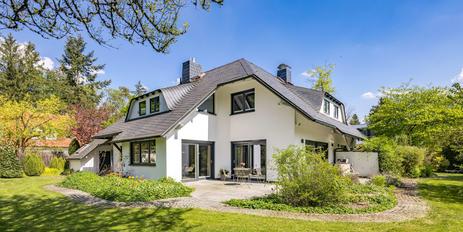 Stilvolles Familiendomizil mit idyllischem Garten und Anliegerwohnung in bester Gräfelfinger Lage