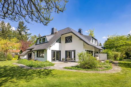 Stilvolles Familiendomizil mit idyllischem Garten und Anliegerwohnung in bester Gräfelfinger Lage