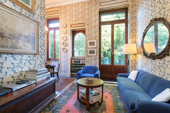 Arbeitszimmer mit Blick ins Grüne