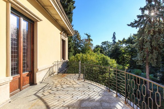 Sonnige Terrasse im Obergeschoss