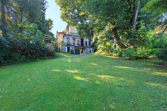 Garten mit jahrhundertealten Bäumen