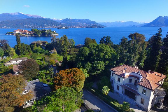 Großzügiger Park nahe dem See