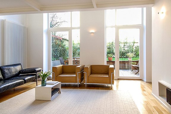 Wohnbereich mit Zugang zur Terrasse