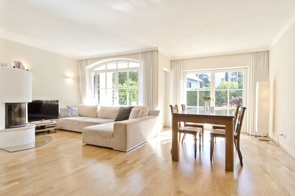 Wohnzimmer mit Kamin