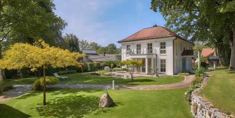 Zeitlos elegante Villa mit Natur-Schwimmteich und prachtvollem Parkgarten in Ammerland