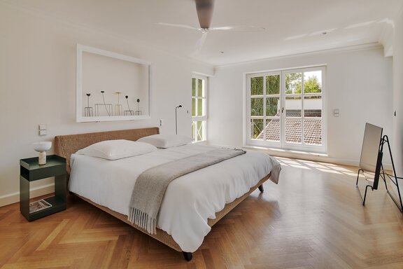 Lichtdurchflutetes Schlafzimmer