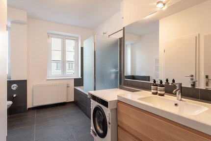 Zeitlos gestaltetes Tageslicht-Bad