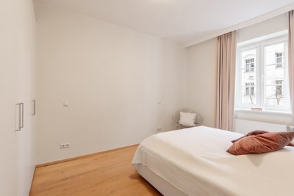 Schlafzimmer mit Schreinereinbauten