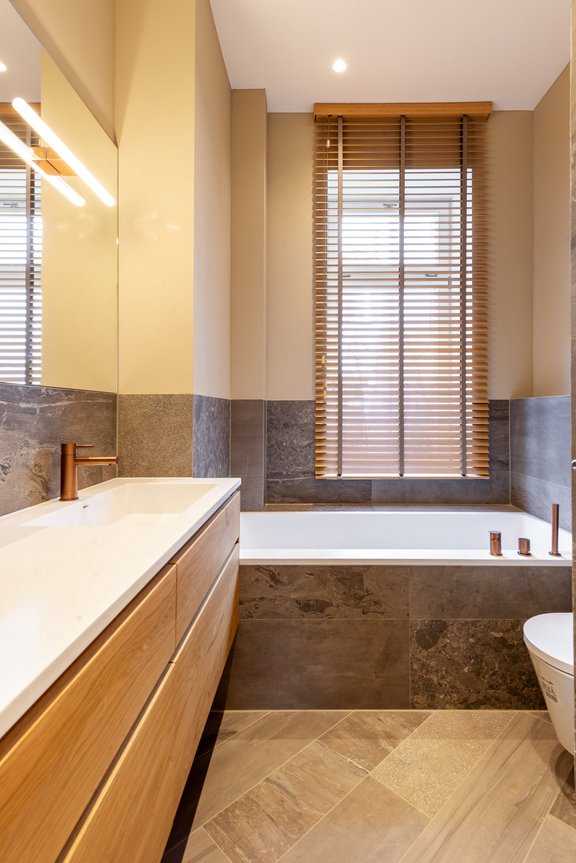 Edles Badezimmer mit roségoldenen Details