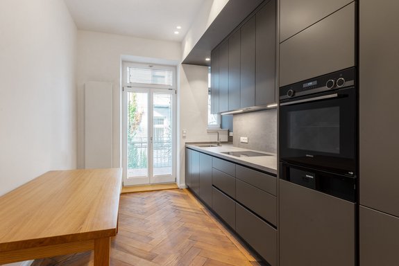 Stylische Schreinerküche mit Markengeräten