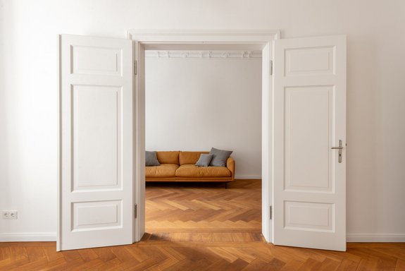 Eine weiße Flügeltür verbindet die Räumlichkeiten