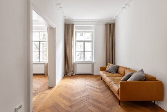 Wohnzimmer mit  bezaubernden Stuckdetails