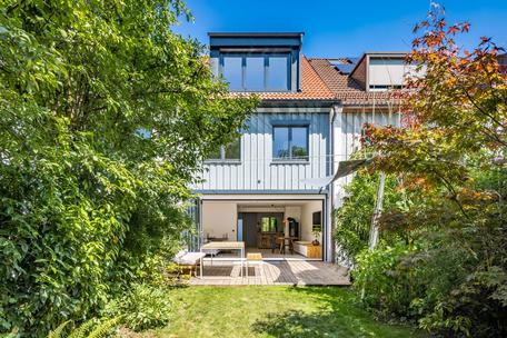 Stylisch und familiengerecht: Hochwertig modernisiertes Stadthaus mit luftigem Skandi-Flair