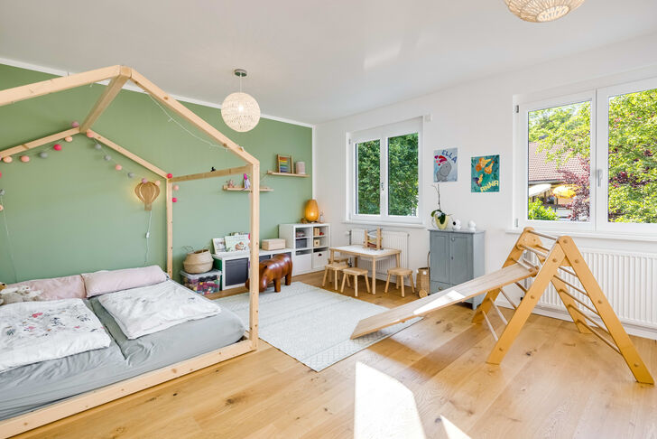 Kinderzimmer mit Gartenblick