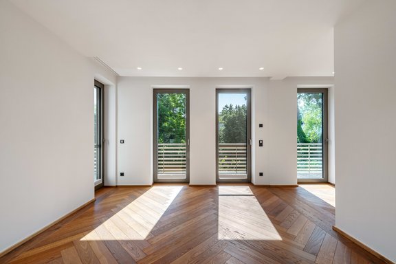 Helles Wohnzimmer mit Blick ins Grüne