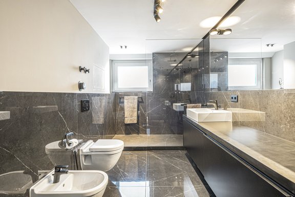 Stylisches Masterbad en suite