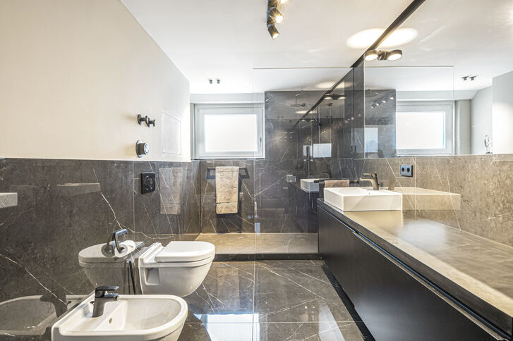 Stylisches Masterbad en suite