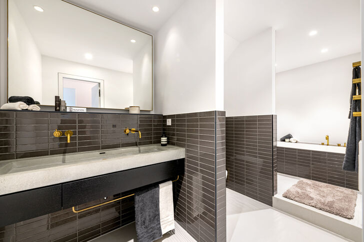 Bad mit Wanne und Dusche